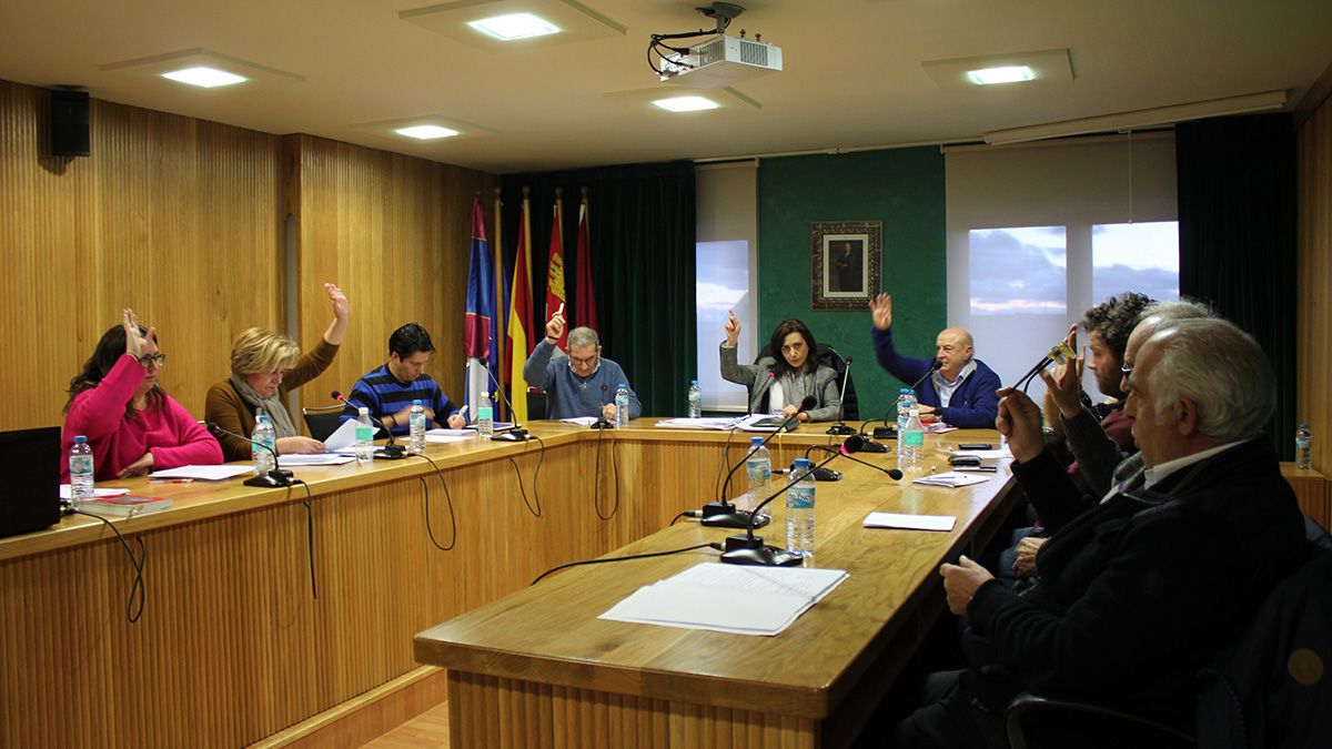 Un momento del pleno celebrado ayer en Santa María del Páramo. | T.G. Un momento del pleno celebrado ayer en Santa María del Páramo. | T.G.