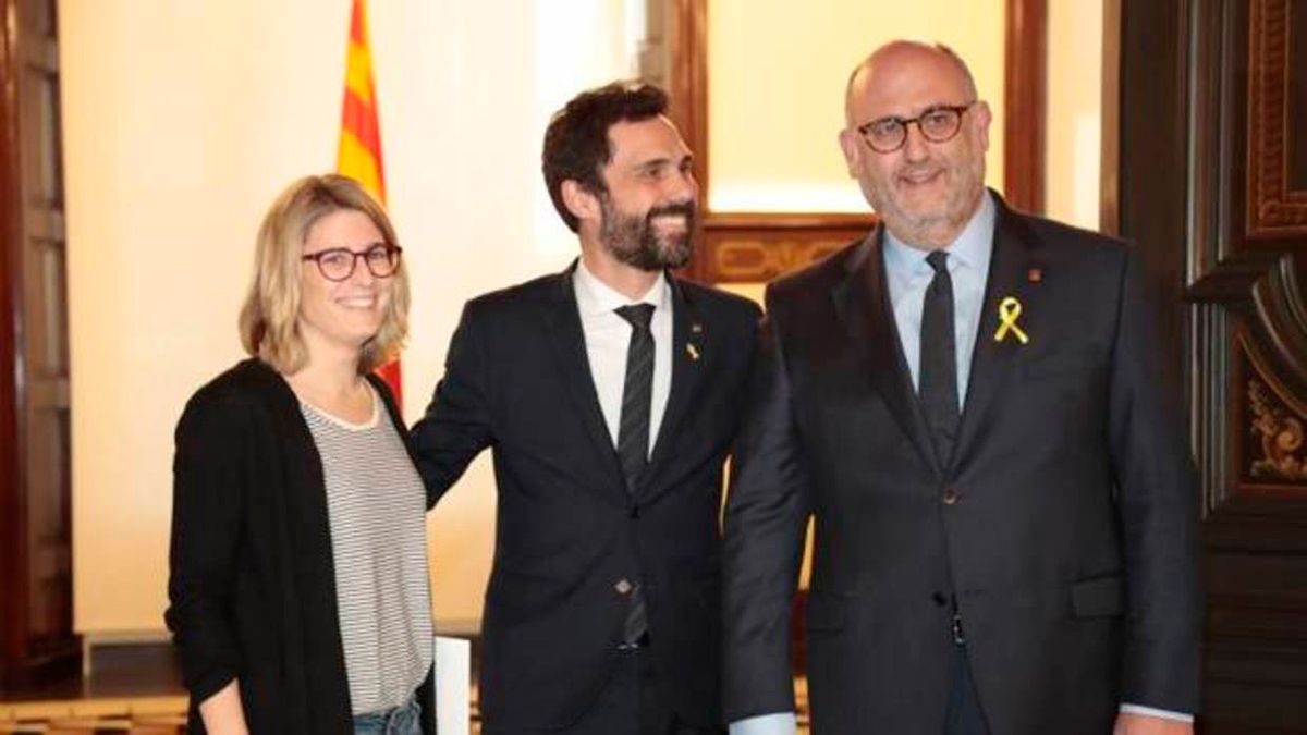 Elsa Artadi, Roger Torrent, Eduard Pujol, hoy, en el Parlamento de Cataluña. | ABC Elsa Artadi, Roger Torrent, Eduard Pujol, hoy, en el Parlamento de Cataluña. | ABC