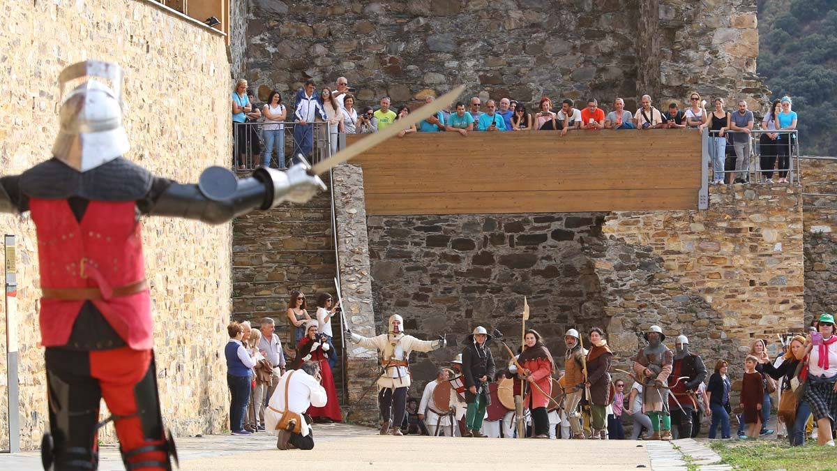 La recreación de la Revuelta Irmandiña el pasado verano en el castillo  atrajo a mucho público. | Ical