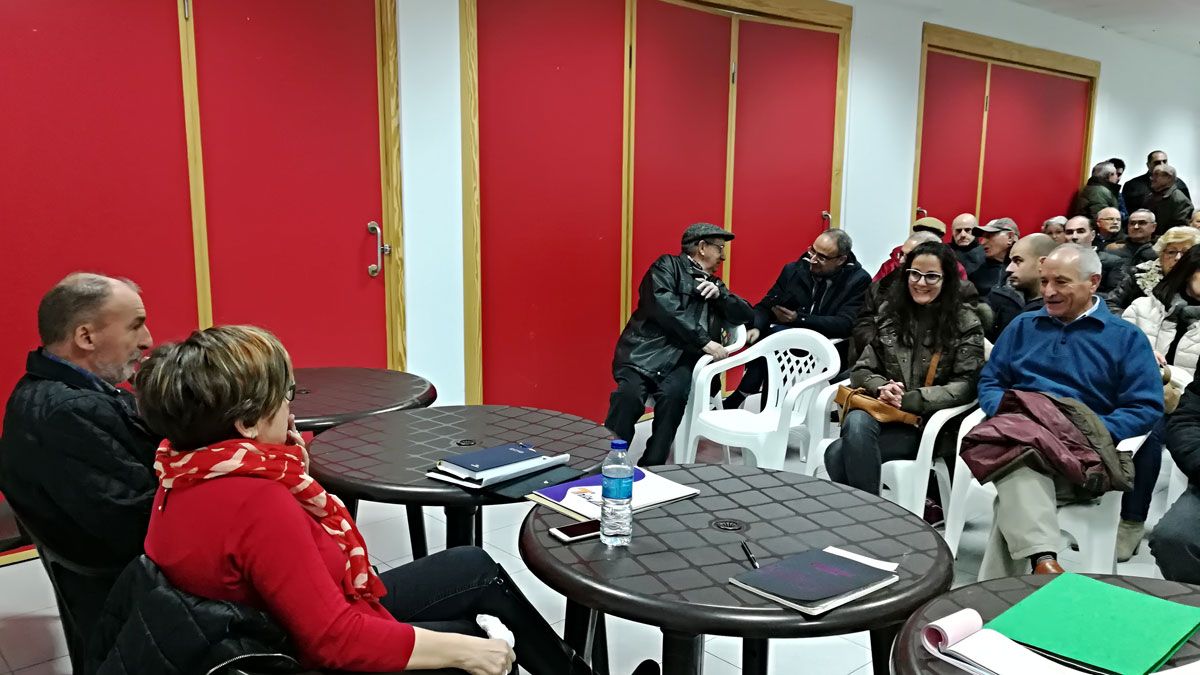 Última reunión de los vecinos para decidir medidas contra la ubicación de la central. | M.I.