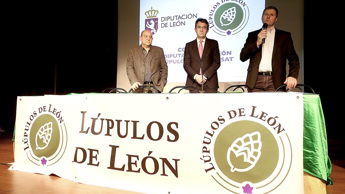 Una imagen de la reunión de Majo con los cultivadores. | DANIEL MARTÍN