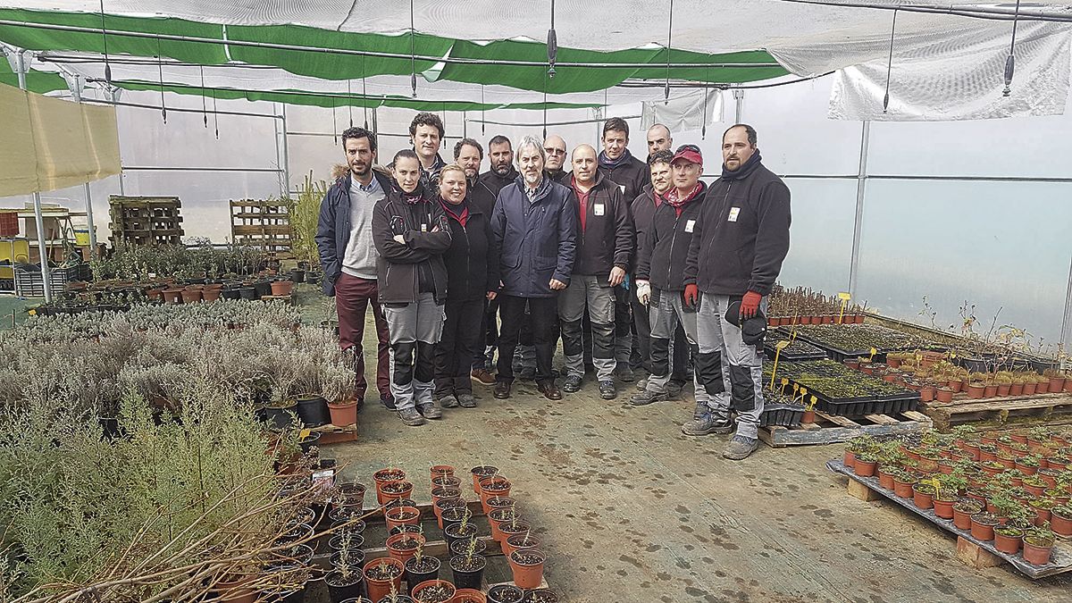 Foto de familia del alcalde y el concejal con los alumnos de ‘Ecoterra’. | L.N.C.