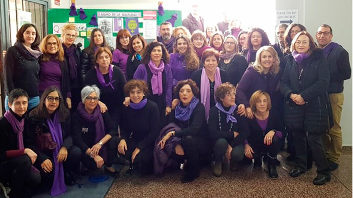 Profesores y profesoras del IES Fuentesnuevas visten de negro y morado para celebrar el Día Internacional de la Mujer.