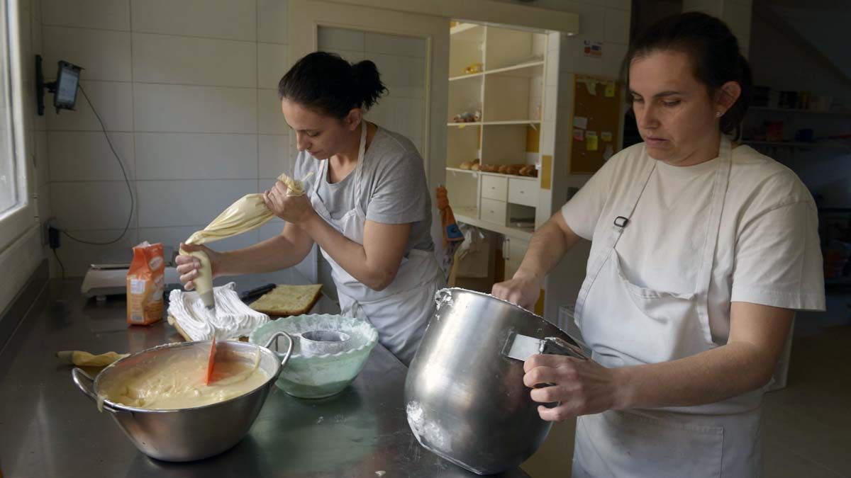Las trabajadoras de una panadería en la localidad de Rioseco de Tapia. | MAURICIO PEÑA