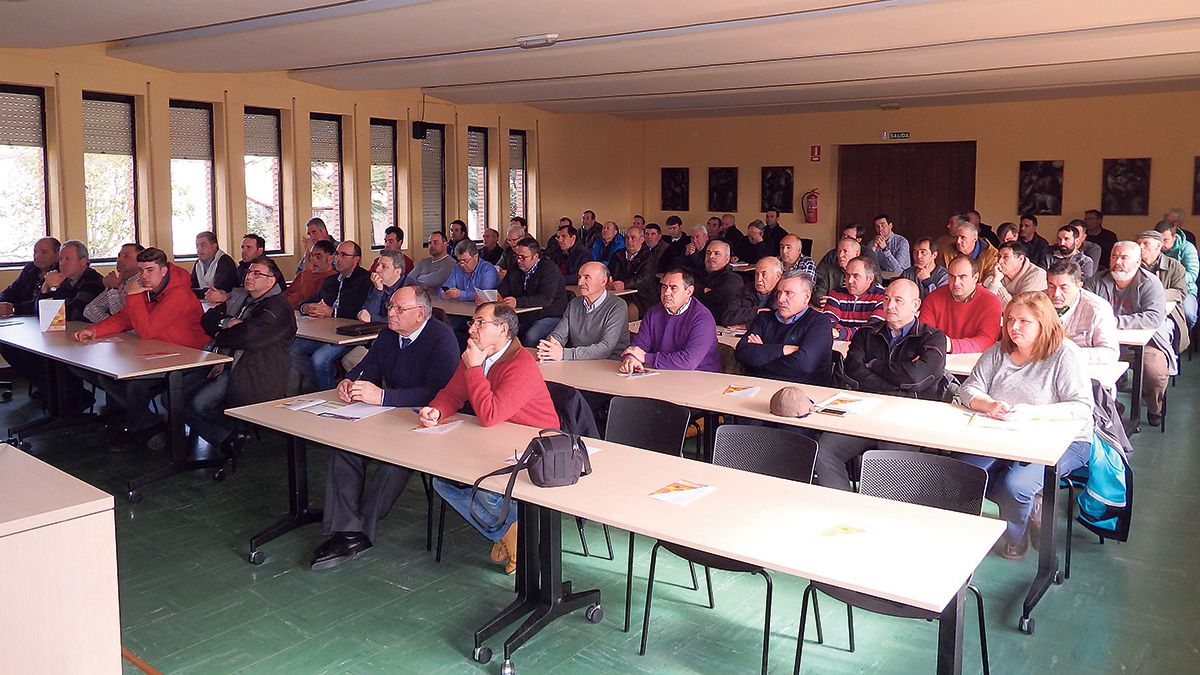 Imágenes de la reunión mantenida entre los representantes de la CHD y los de las comunidades de regantes leonesas.