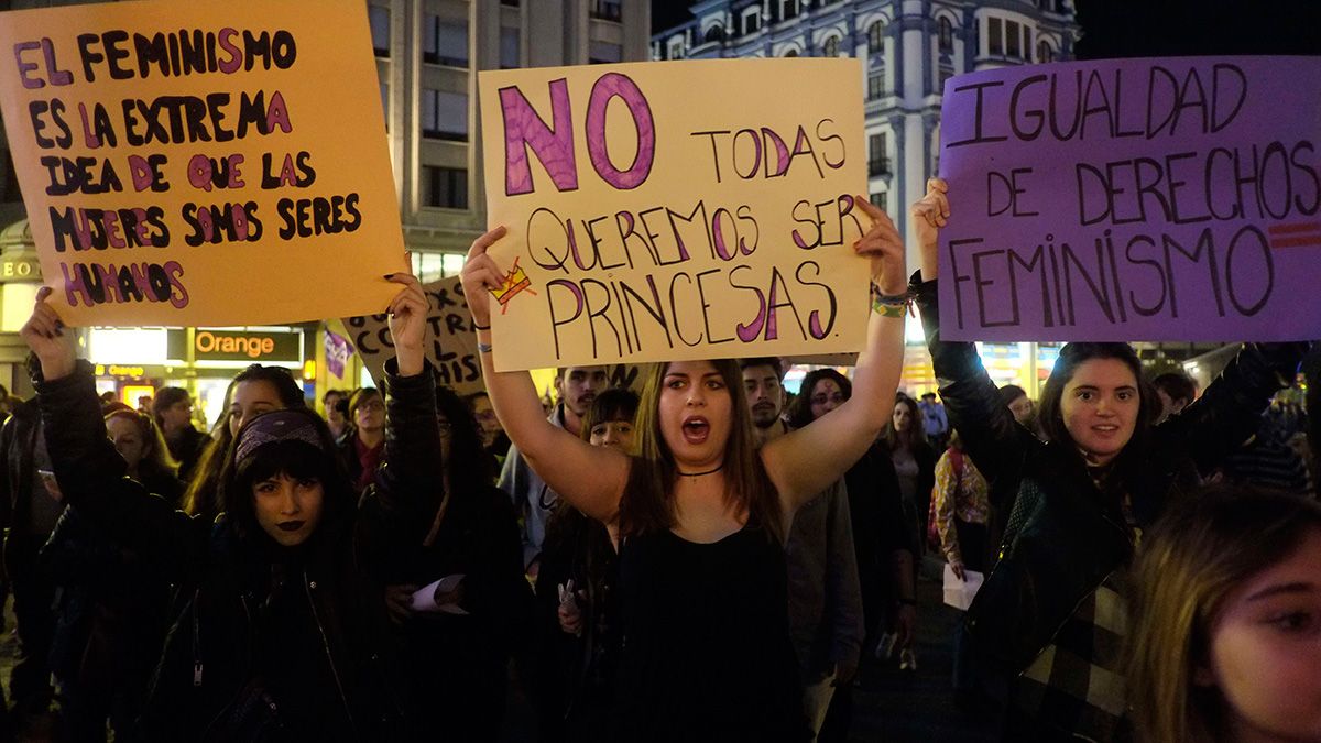 Imagen de archivo de una manifestación del Día Internacional de la Mujer en León. | DANIEL MARTÍN