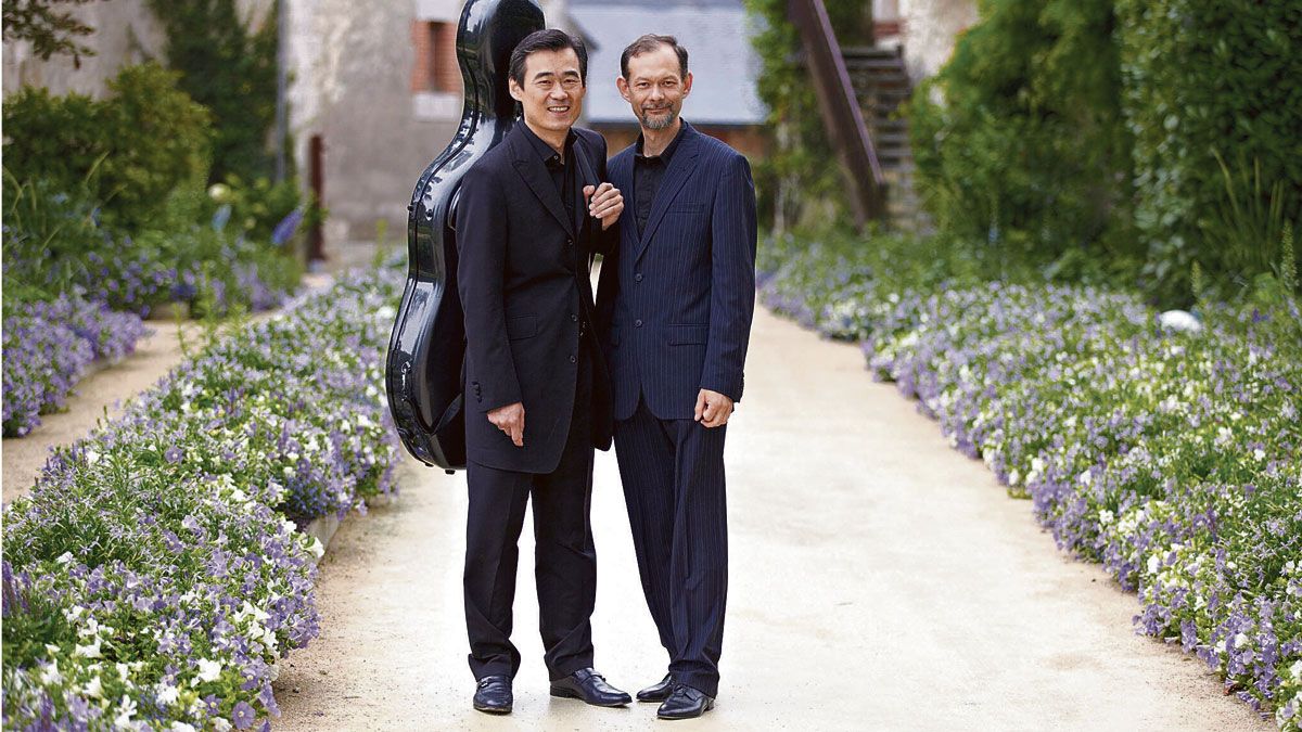 El violonchelista coreano Sung-Won Yang y el pianista italiano Enrico Pace actúan este viernes en Botines. | SIMON WALL /TALLWALL MEDIA