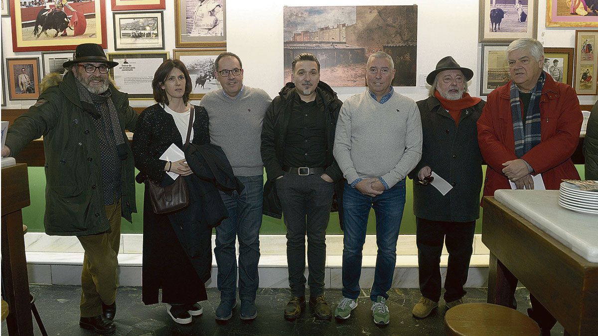Santos Perandones (en el centro) estuvo bien arropado en la presentación de su obra en el Camarote Madrid. | MAURICIO PEÑA