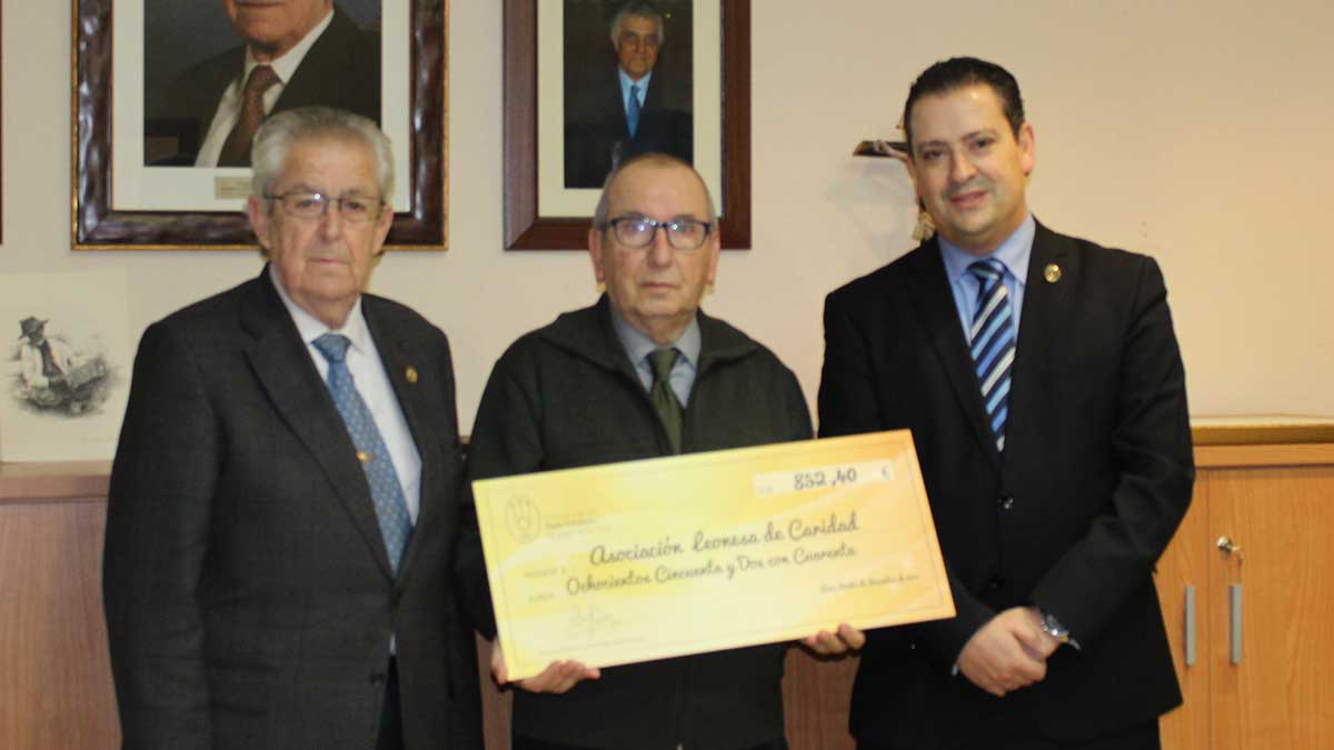 Acto de entrega del cheque a la Asociación Leonesa de Caridad.