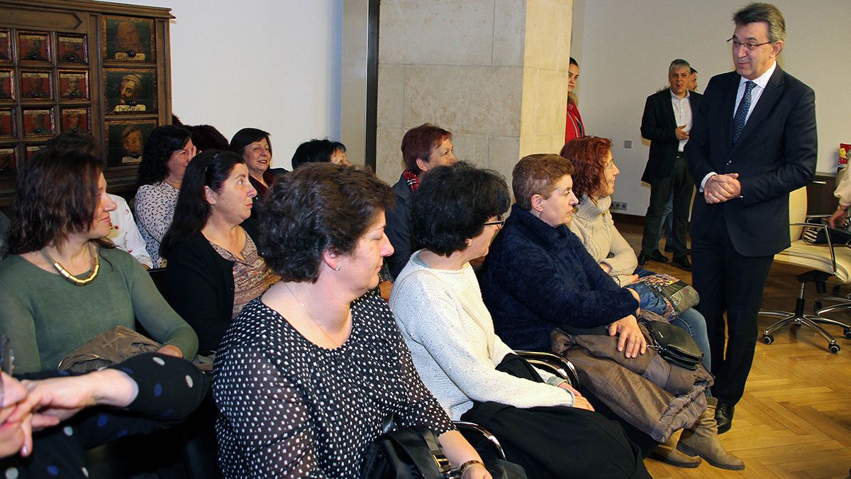 El presidente de la Diputación se reúne con las mujeres de la remolacha de La Bañeza. | ICAL