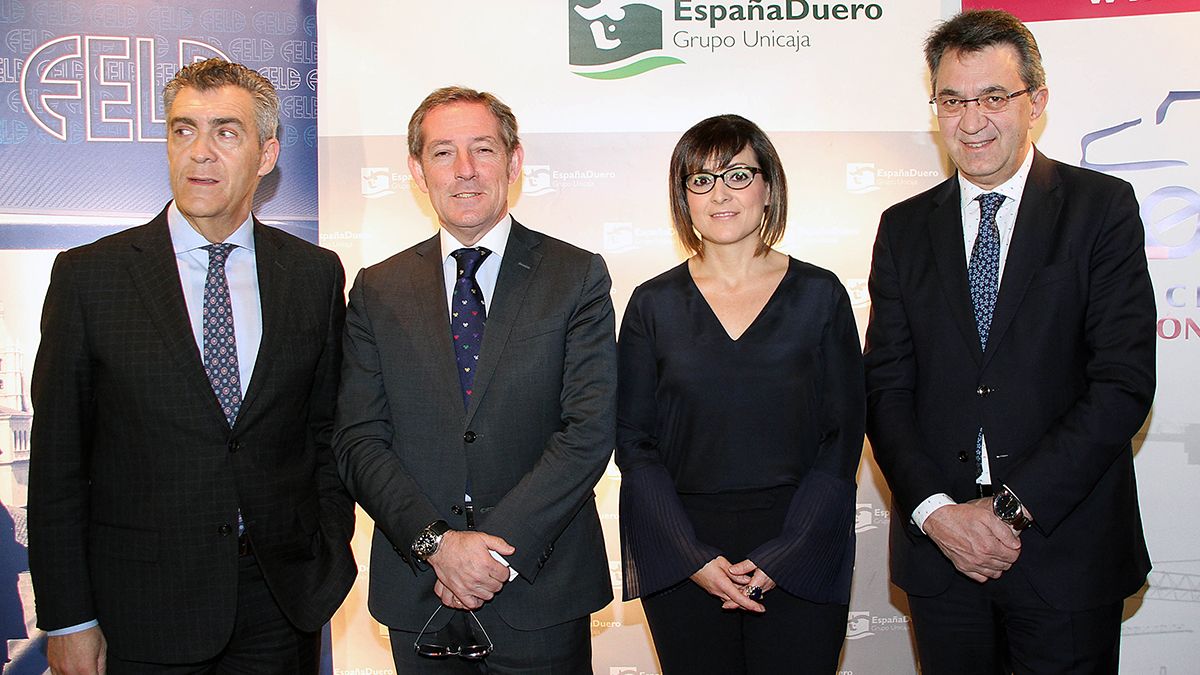El presidente de la Diputación, Juan Martínez Majo (d); la directora territorial en León de EspañaDuero, Margarita Serna (cd), el presidente de ALEOP, Javier Vega (ci) y el presidente de la FELE, Javier Cepedano (i). | ICAL