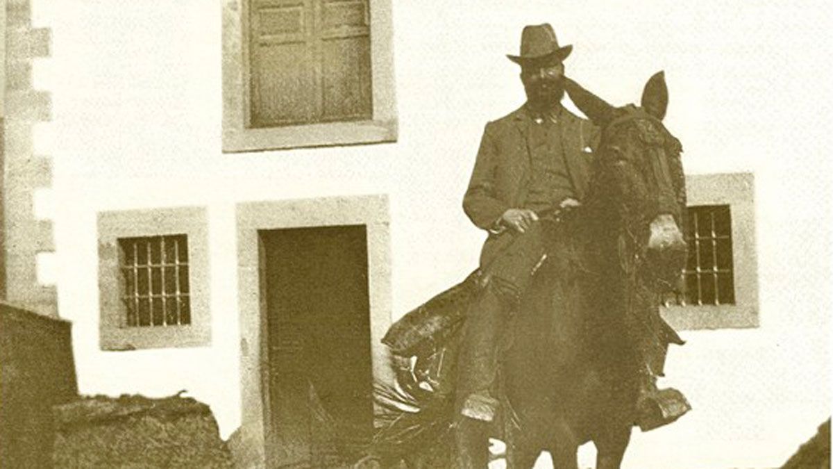 Menéndez Pidal en mula en San Miguel de Laciana el 28 de julio de 1910. | P.V.