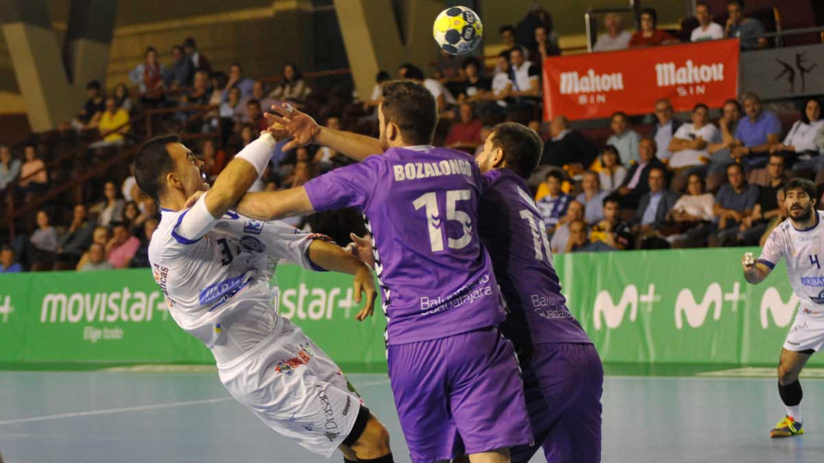 Bozalongo empuja a Costoya durante el choque en León. | DANIEL MARTIN