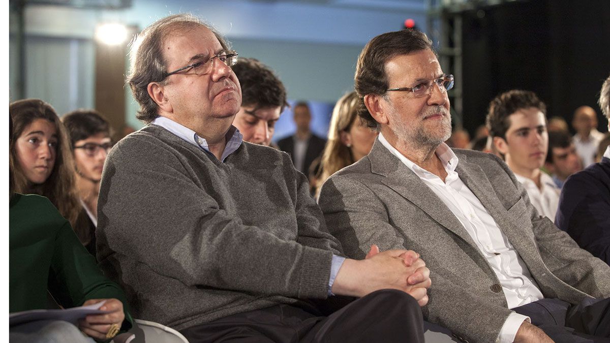 El presidente del Gobierno, Mariano Rajoy, acompañó a Herrera en un acto de partido con miembros de Nuevas Generaciones en Salamanca. | JESÚS FORMIGO