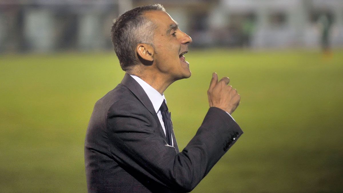 El entrenador de la Ponferradina, Carlos Terrazas.