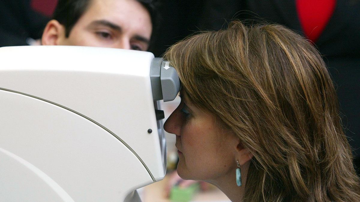 Una mujer se somete a una prueba para detectar si padece glaucoma. | ICAL