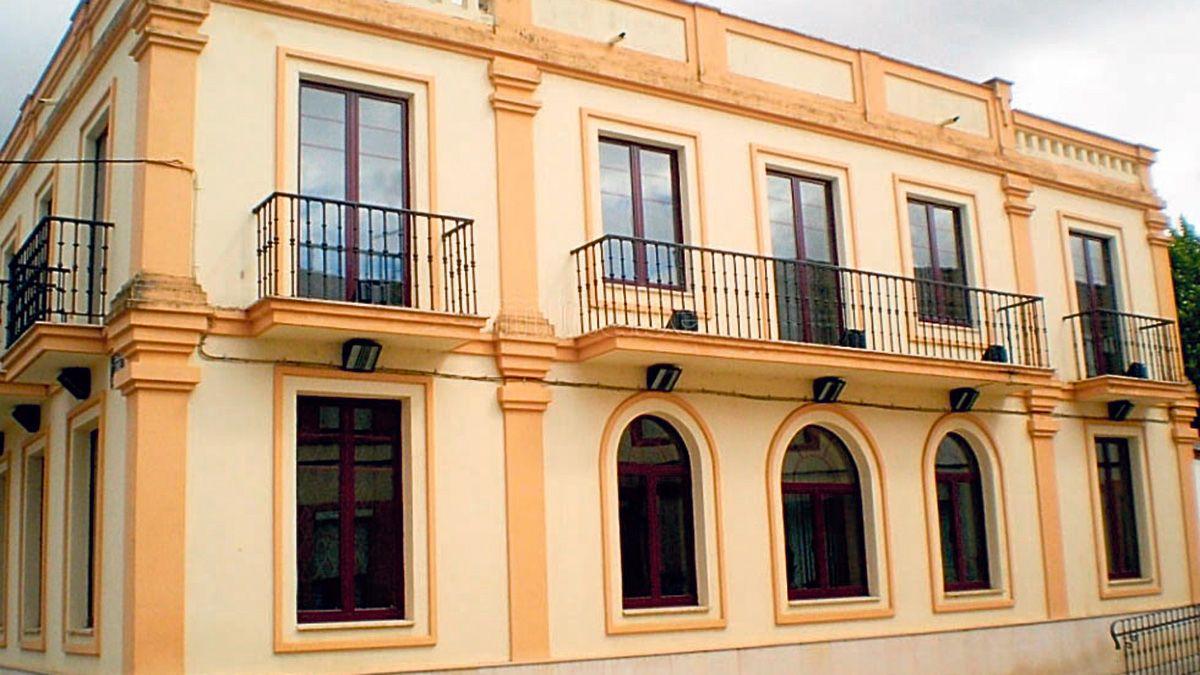 Imagen de la fachada del Ayuntamiento de Carrizo de la Ribera. | P.F.
