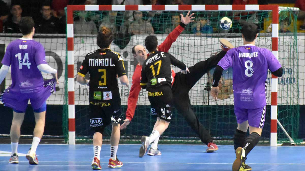 Jaime evita el intento acrobático de parada de Hombrados. | JUAN VÁZQUEZ (NUEVAALCARRIA)