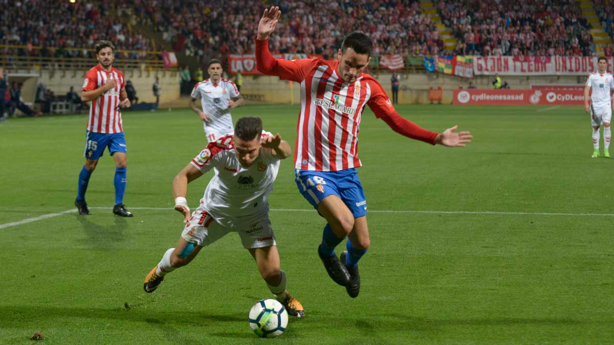 buendía es derribado por un defensor del Sporting durante el partido disputado en la primera vuelta en el Reino de León. | MAURICIO PEÑA