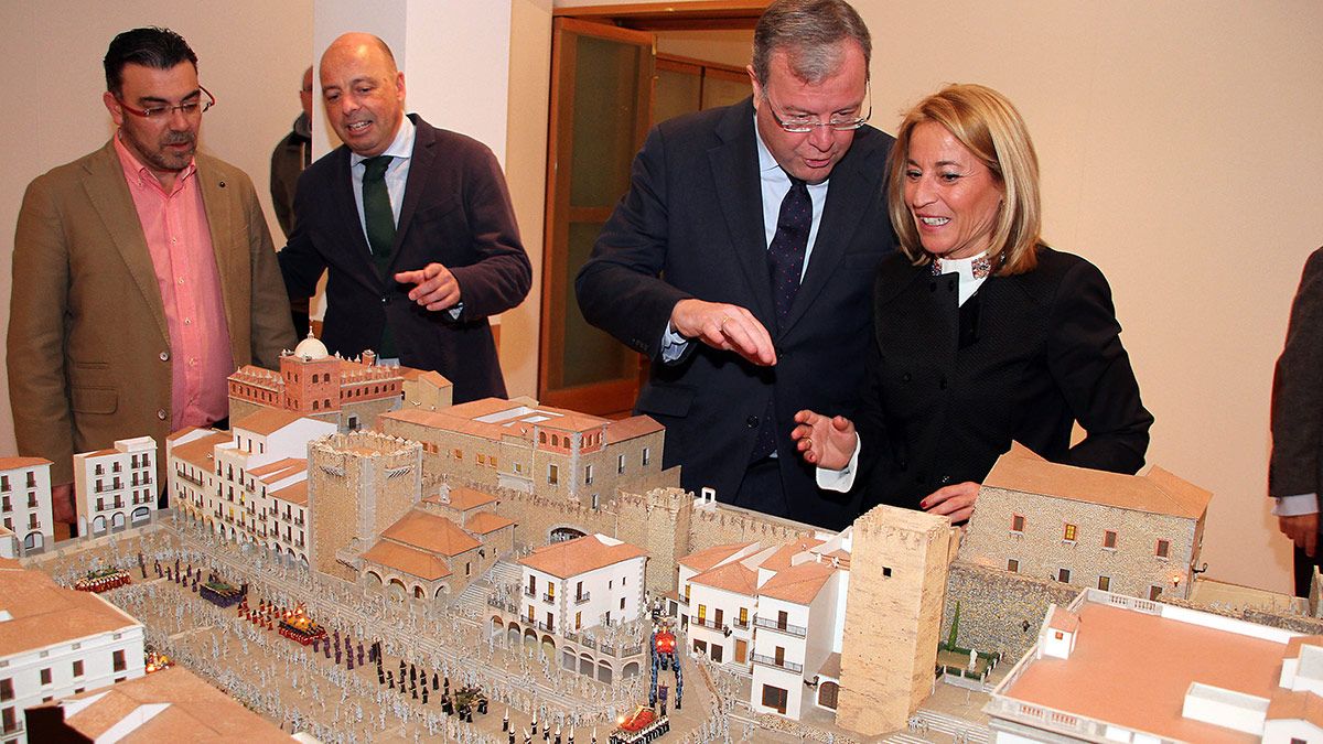 El alcalde de León, Antonio Silván (I) con la alcaldesa de Cáceres, María Elena Nevado (D) ante una maqueta de la Semana Santa de Cáceres. | ICAL
