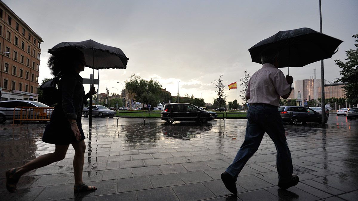 Imagen de archivo de una tormenta en León. | DANIEL MARTÍN