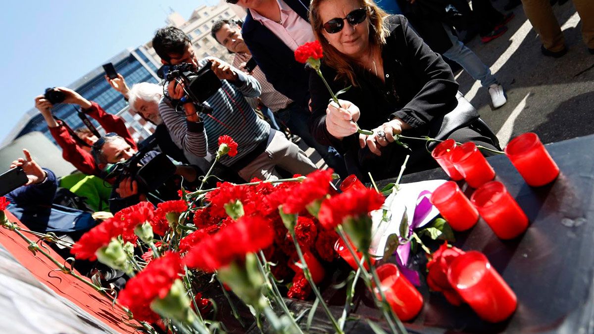 Homenaje de este domingo en la Puerta del Sol de Madrid. | ABC.ES