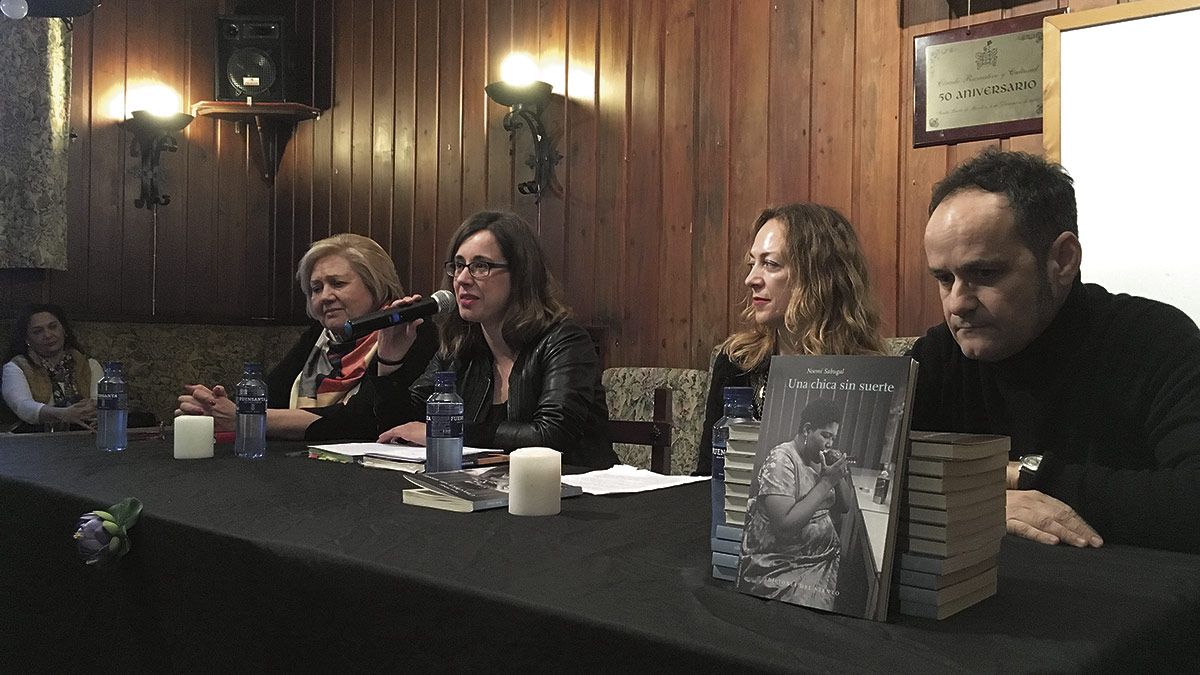 Noemí Sabugal en su pueblo, Santa Lucía, para presentar su última y reciente novela, con Marta del Riego y Escobar.