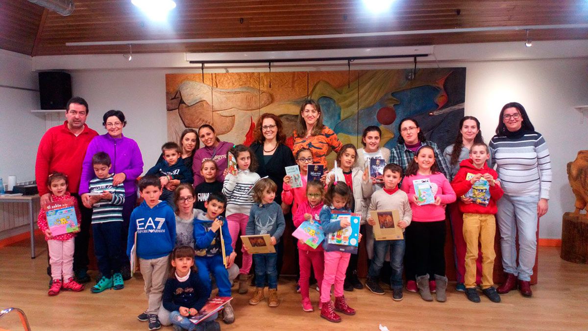 Acto de entrega de las ayudas escolares a los vecinos más benjamines de la localidad de Cabreros del Río. | L.N.C.