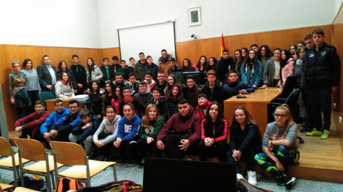 Alumnos y profesores del IES Ornia en su visita a los juzgados bañezanos el pasado viernes. | ABAJO
