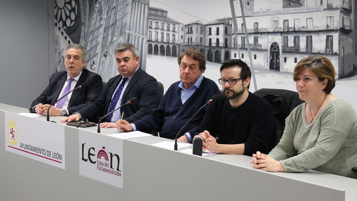 Graciliano Álvarez (Ildefe), los ediles Justo Fernández (Cs) y Javier García-Prieto (PP), Álvaro Retortillo (Santa María la Real) y Elena Ayuso (Telefónica). | L.N.C.