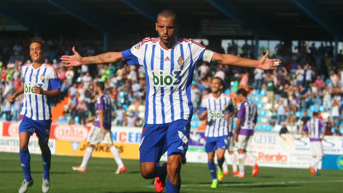 Yuri celebra un gol en El Toralín . | C. SÁNCHEZ