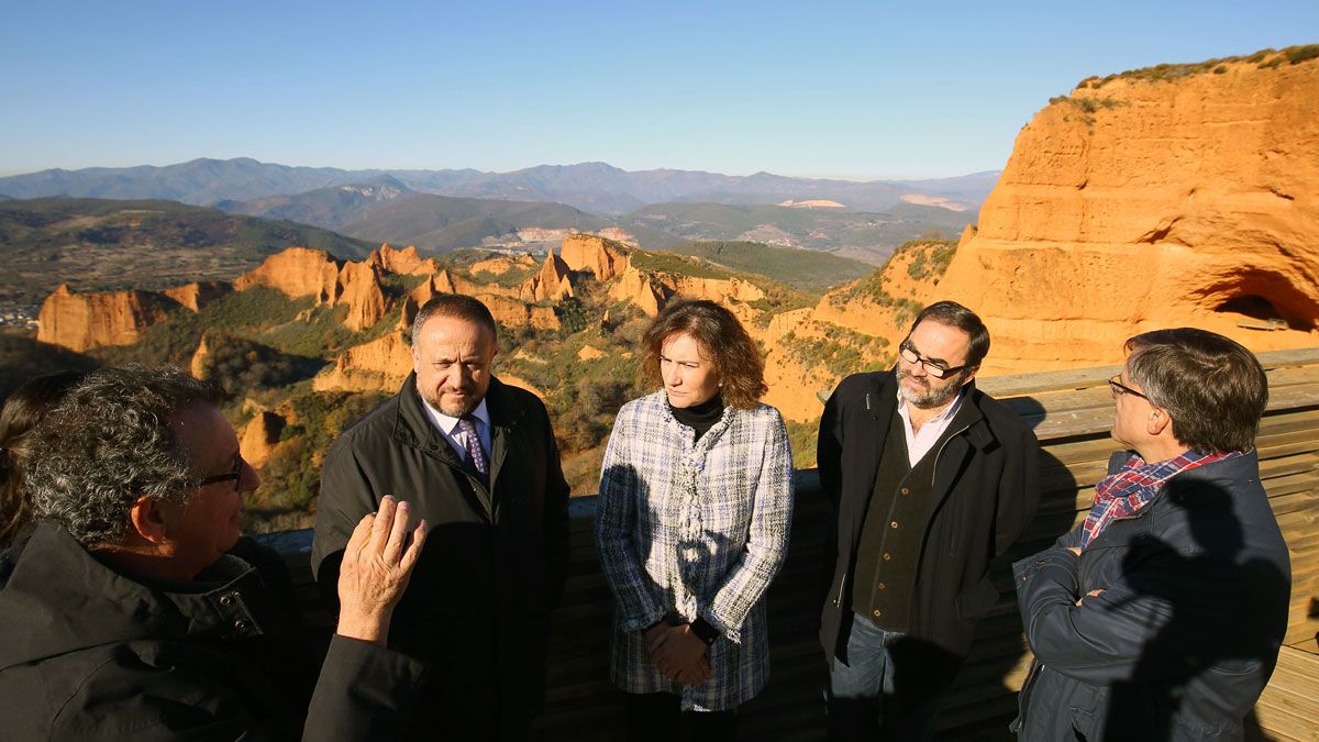 Courel y miembros de la Junta escuchando a Sánchez-Palencia en el mirador de Orellán en el XX Aniversario de Las Médulas. | ICAL