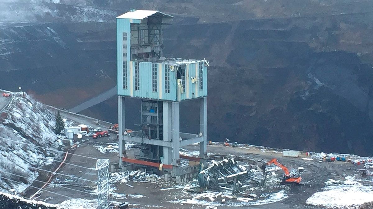Imagen de la demolición de uno de los castilletes. | L.N.C. Imagen de la demolición de uno de los castilletes. | L.N.C.