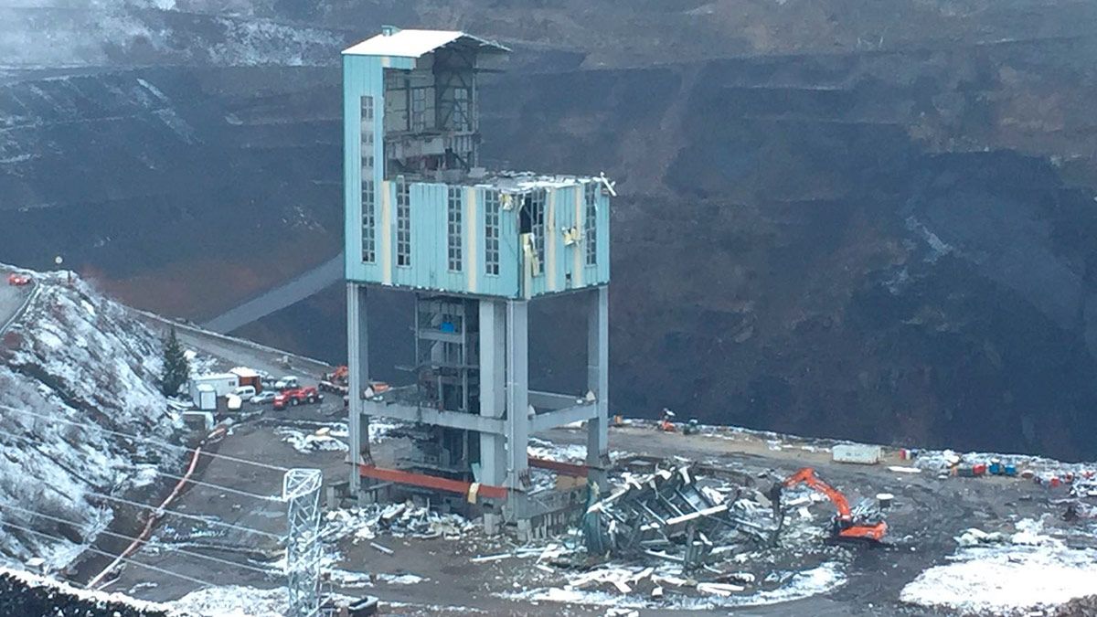 Imagen de la demolición de uno de los castilletes. | L.N.C.