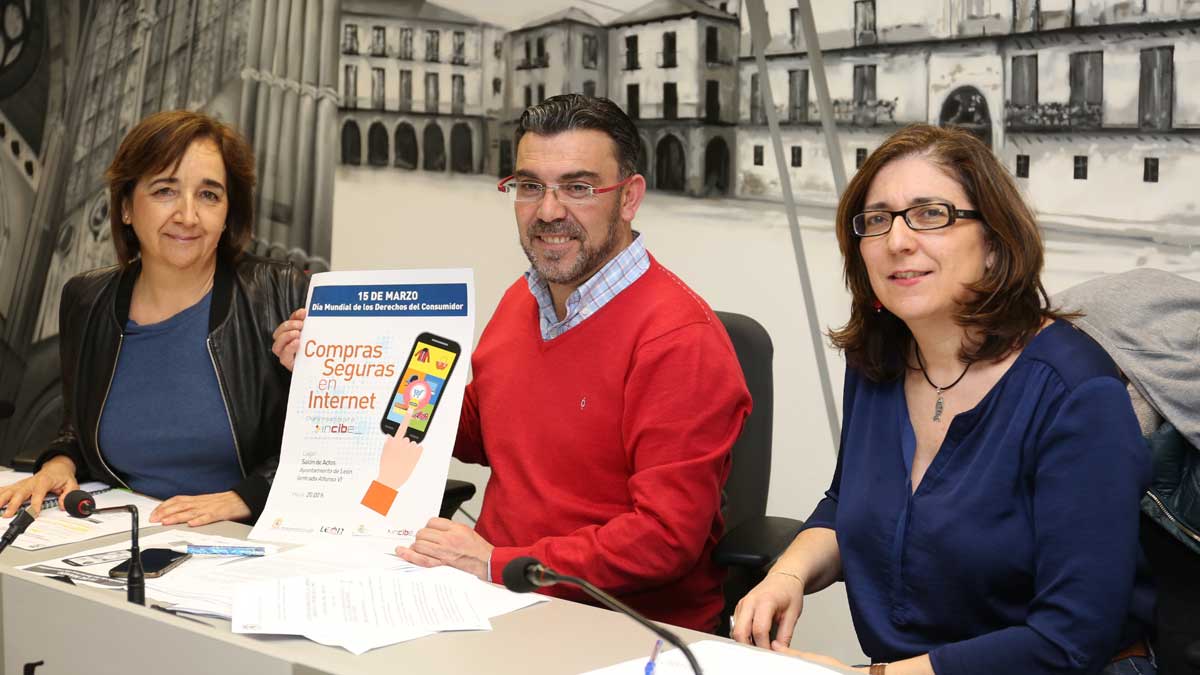 El concejal Pedro Llamas y las técnico Rosario Martínez y Belén Pérez. | CÉSAR