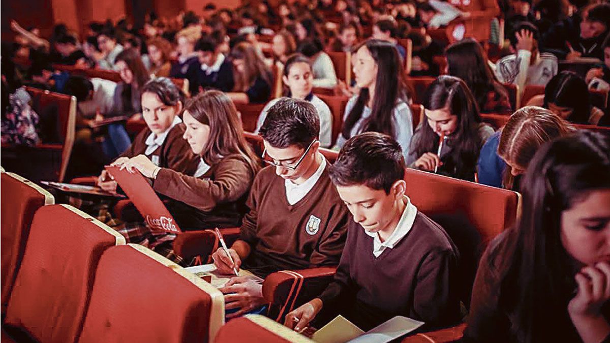 Un grupo de alumnos en la prueba escrita de una de las pasadas ediciones del certamen de Coca-Cola. Un grupo de alumnos en la prueba escrita de una de las pasadas ediciones del certamen de Coca-Cola.