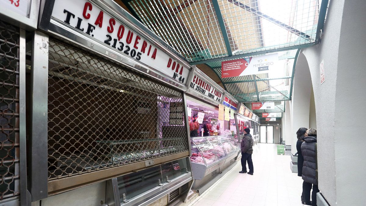 Imagen de dos puestos del mercado del Conde Luna, uno cerrado y otro abierto. | CARLOS S, CAMPILLO (ICAL)