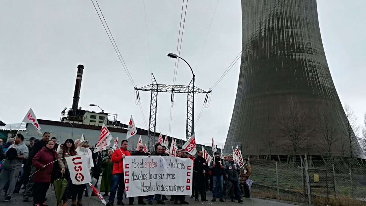 Imagen de la protesta a las puertas de Anllares. | M.I.