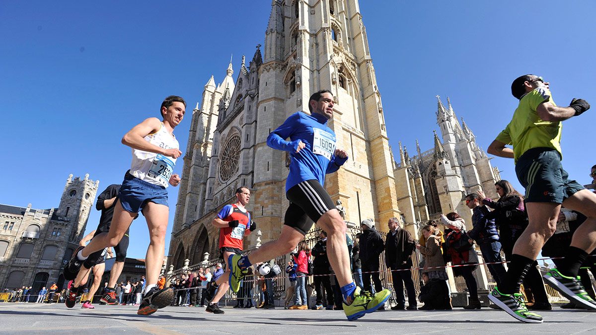 La Media Maratón recorrerá la capital leonesa durante la mañana del domingo. | MAURICIO PEÑA