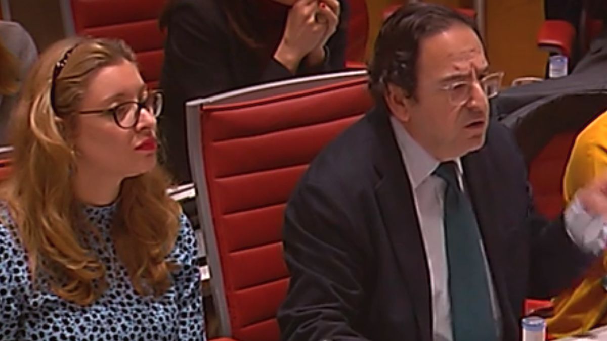 Luis Aznar, junto a Esther Muñoz, en el momento del desliz. | LASEXTA Luis Aznar, junto a Esther Muñoz, en el momento del desliz. | LASEXTA
