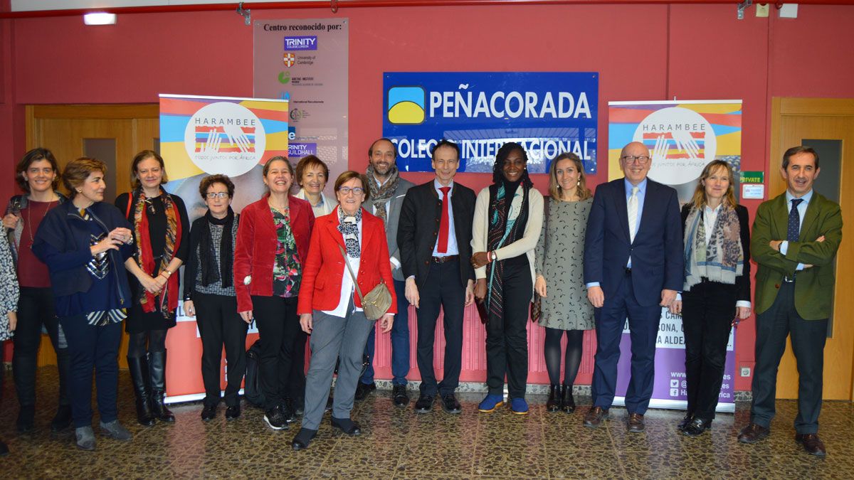 Parte de la comunidad educativa del Colegio Internacional Peñacorada con Ebele Okoye y miembros de Harambee. | L.N.C.