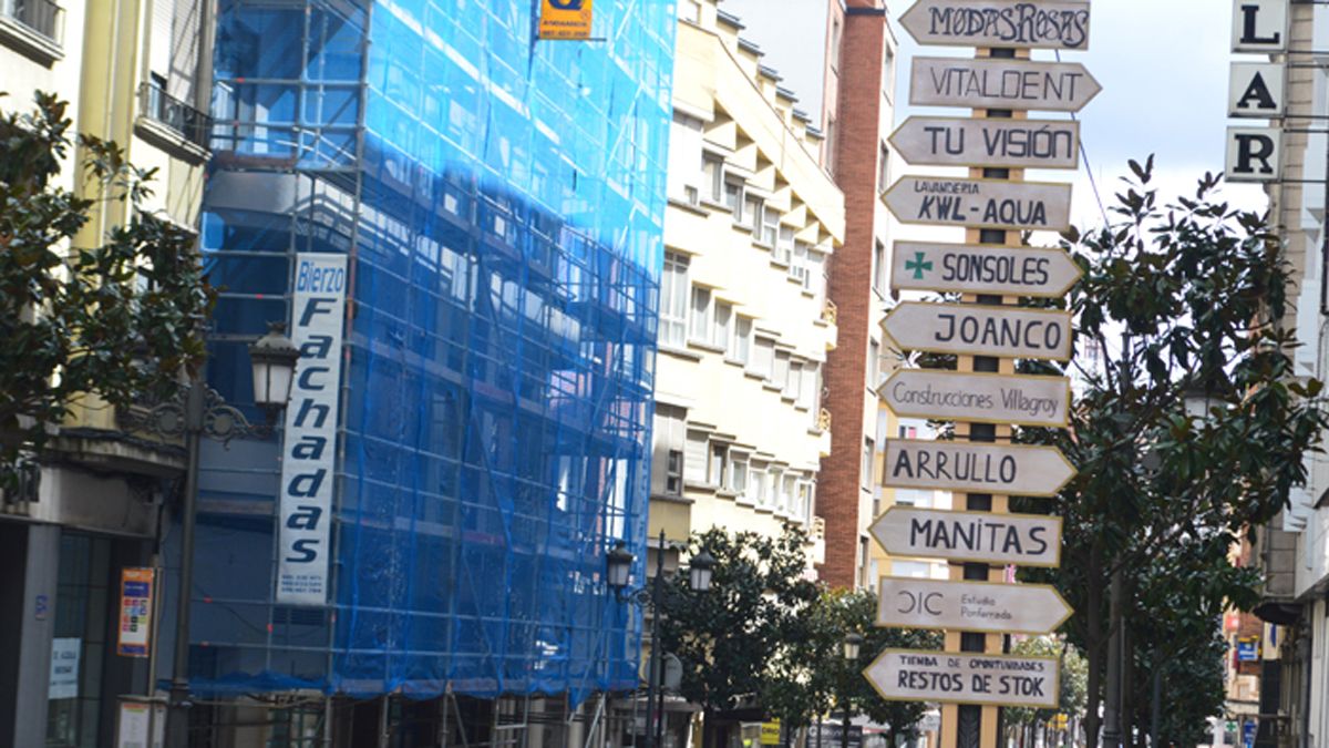 La avenida de La Puebla quiere recuperar el esplendor comercial de otras épocas.| D.M.