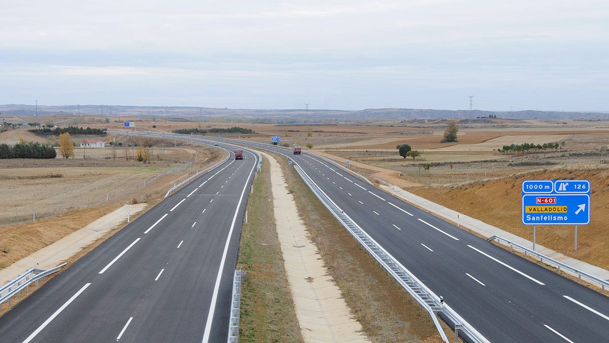 El único tramo de la A-60 abierto en la provincia de León llega hasta el Puente Villarente. | MAURICIO PEÑA