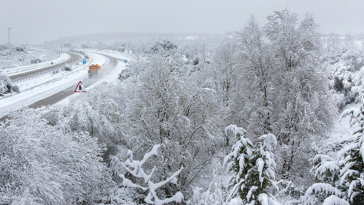 Un máquina quitanieves trabaja bajo una intensa nevada en la A-62 a la altura de Ciudad Rodrigo (Salamanca). | ICAL