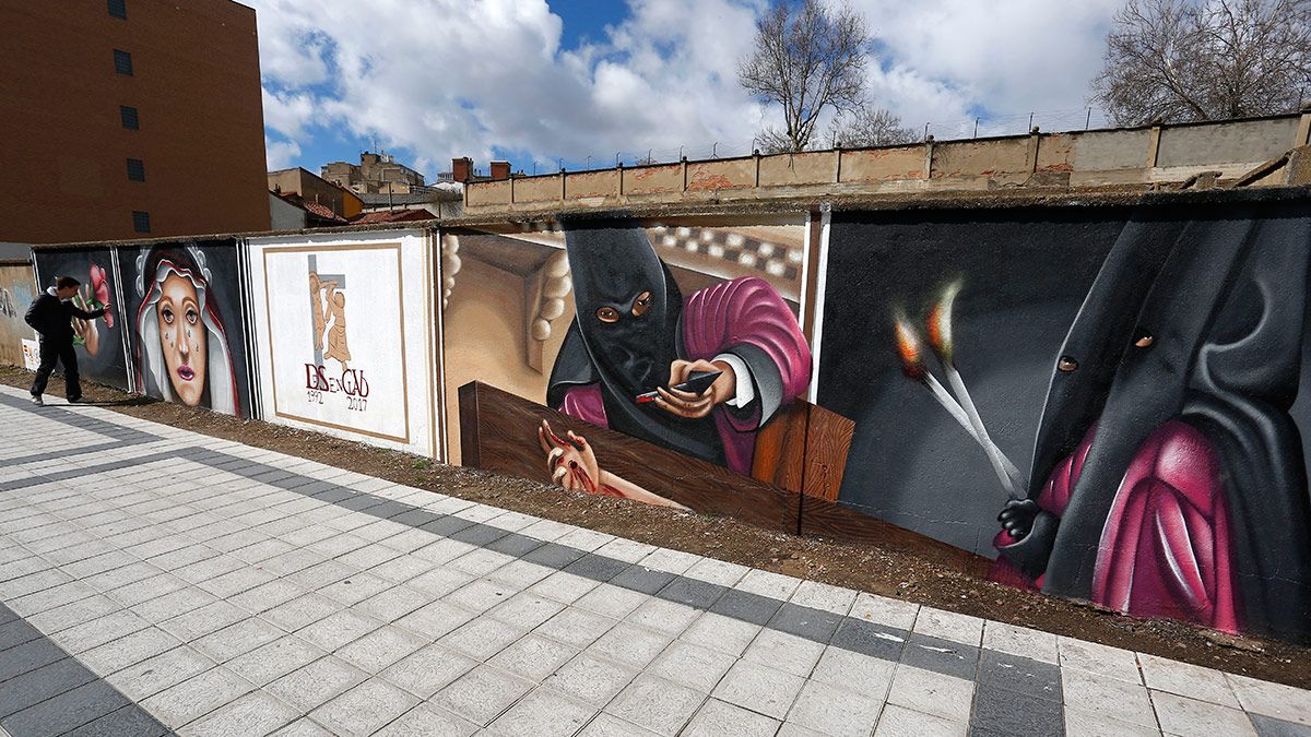 Inauguración del mural sobre la Semana Santa realizado por Manuel García dentro de un taller de arte urbano en la capital leonesa. | CARLOS S. CAMPILLO (ICAL)
