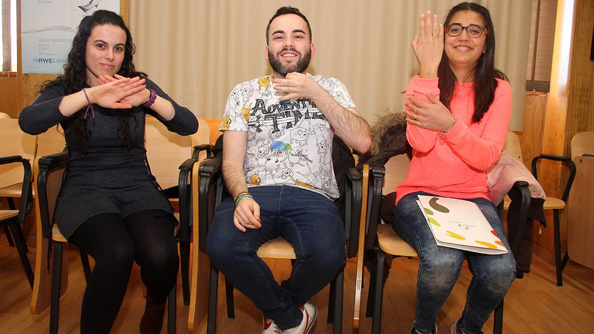 Tres alumnos de la clase de lengua de signos en la Facultad de Educación de la ULE. | ICAL