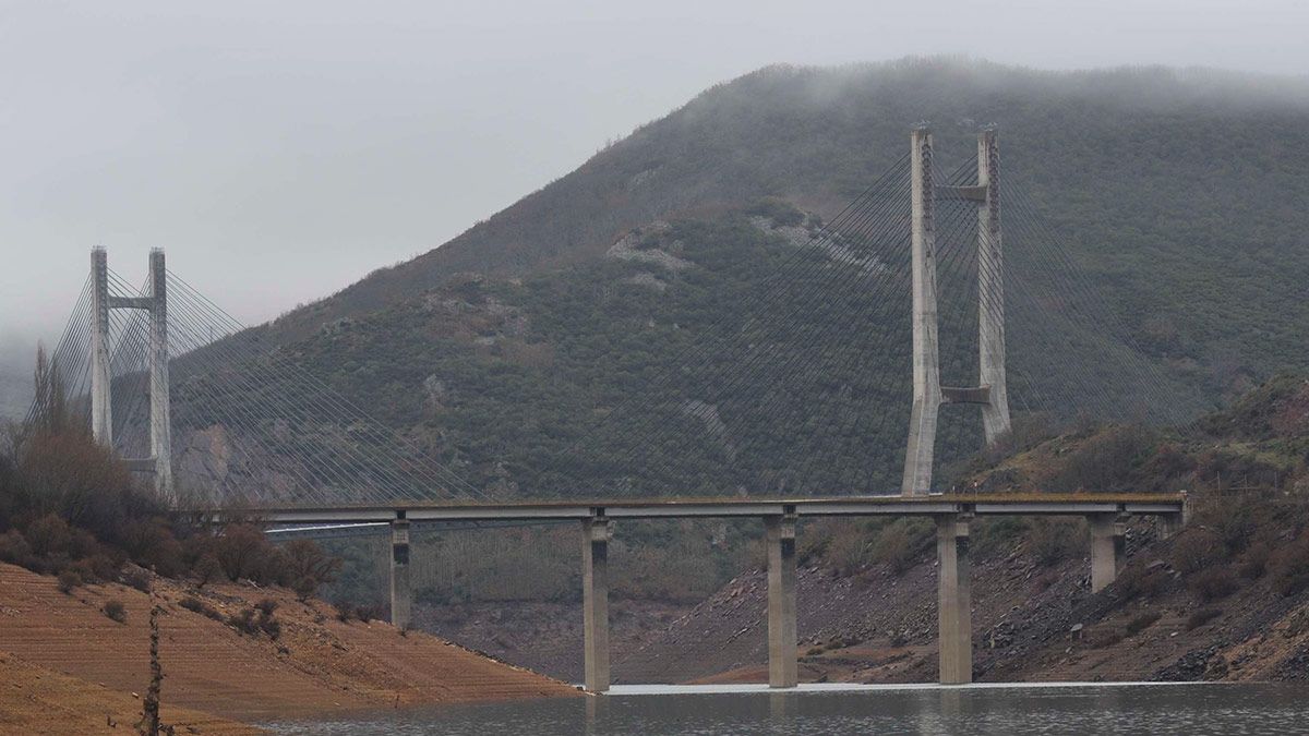 Puente de la autopista sobre el embalse de Luna. | DANIEL MARTÍN