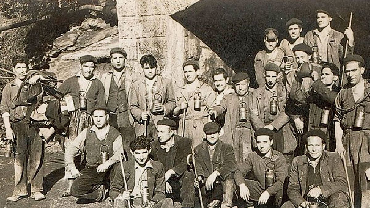 Un grupo de trabajadores en los mejores años de la Minero.