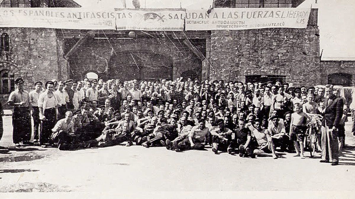 La famosa pancarta con la que los republicanos españoles recibieron a las fuerzas de liberación.