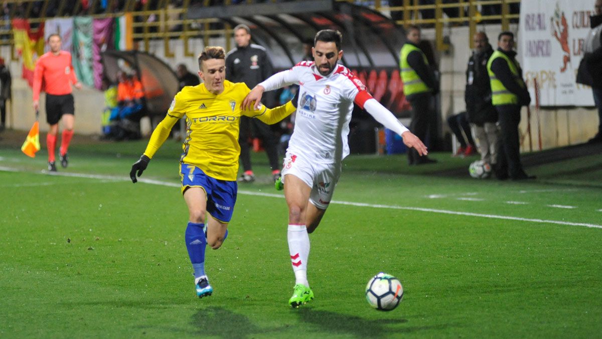 Viti pelea con Salvi en el partido ante el Cádiz. | DANIEL MARTÍN